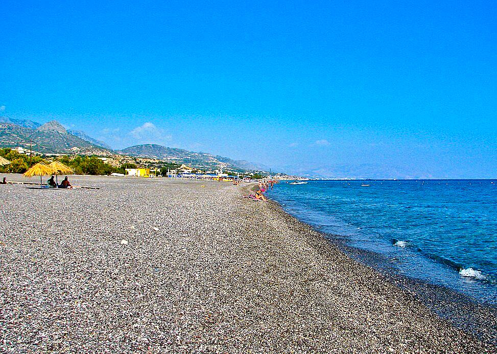 Koutsounari Long Beach is a peaceful, uncrowded beach with pebbles and sand, ideal for swimming and sunbathing