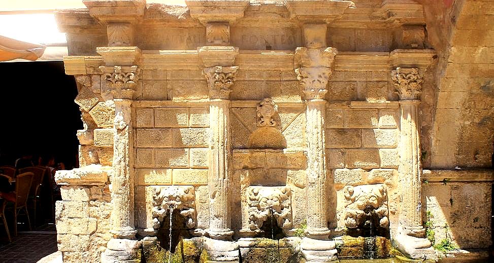 Rimondi Fountain is an elegant Venetian fountain in the heart of Rethymno, a popular meeting spot for locals and tourists