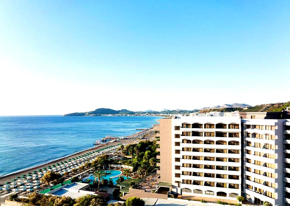 beachfront resort with sea view and mountains