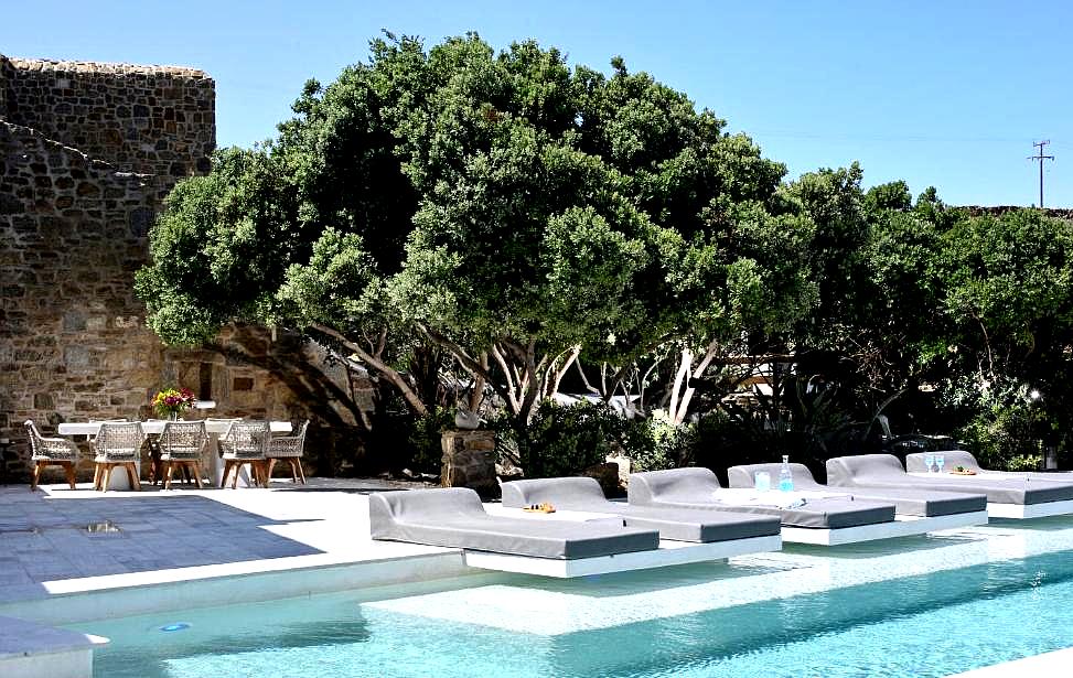 poolside lounge area with outdoor dining