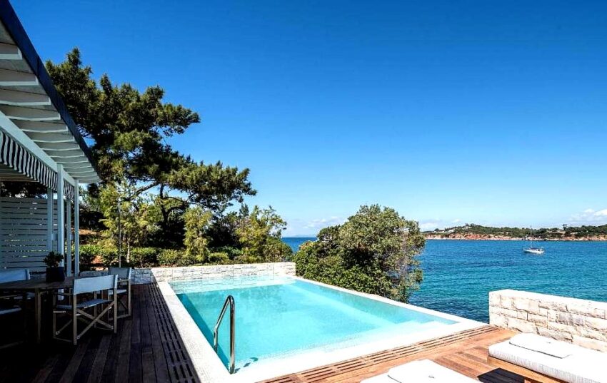 private infinity pool overlooking the sea