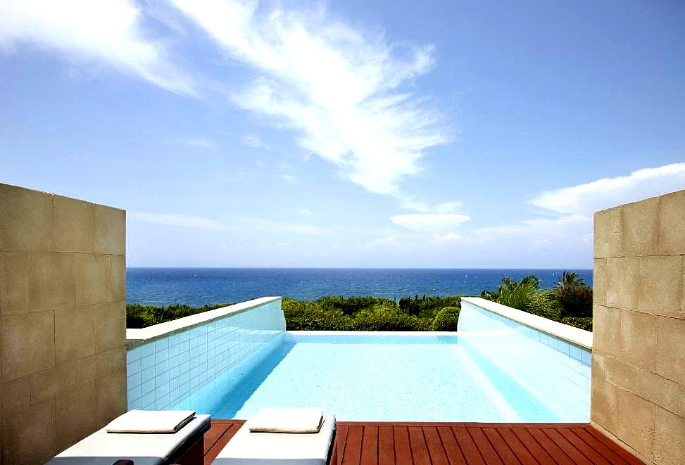 private infinity pool with sea view