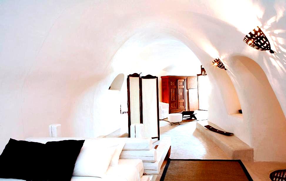 spacious room with arched ceiling and minimalist design