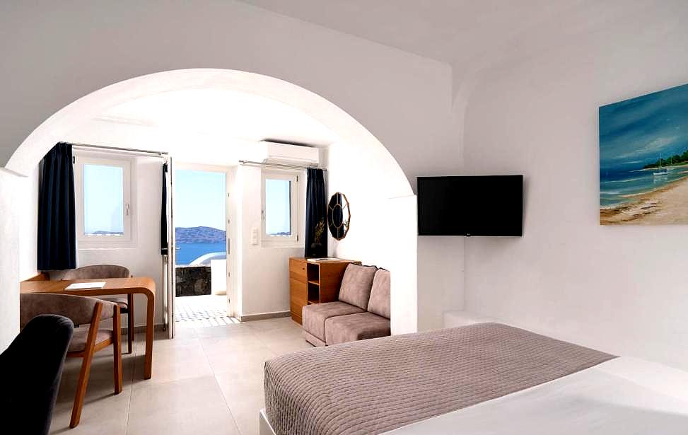 spacious room with sea view and modern amenities