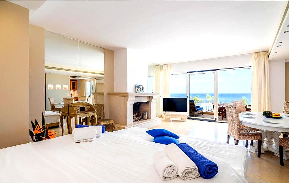 spacious suite with sea view and fireplace